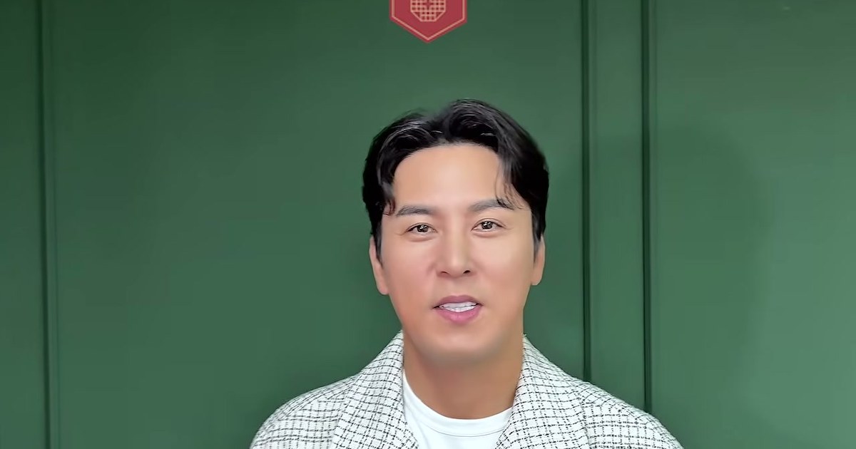 장민호가 초록색 벽 앞에서 정면을 바라보며 추석 인사를 전하는 모습
