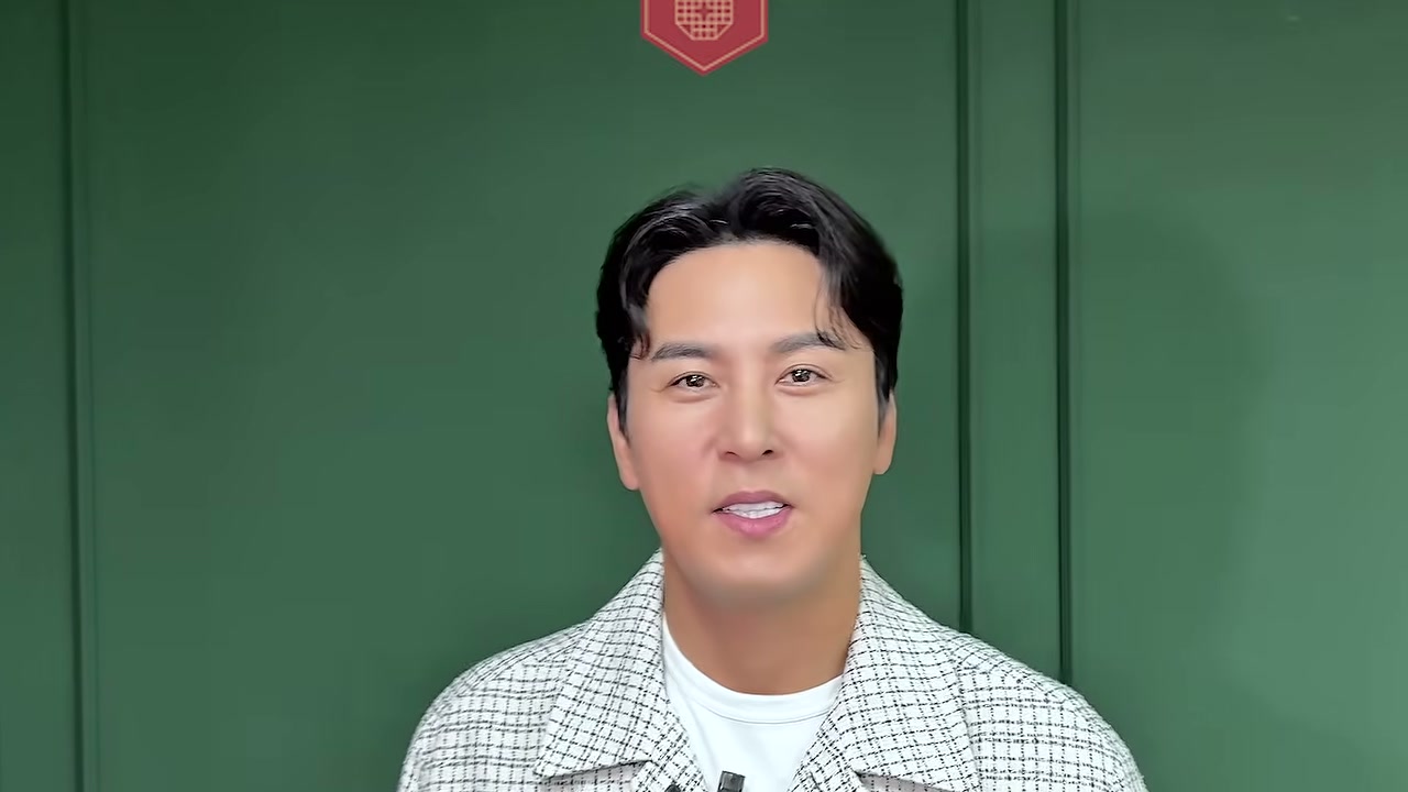 장민호가 초록색 벽 앞에서 정면을 바라보며 추석 인사를 전하는 모습