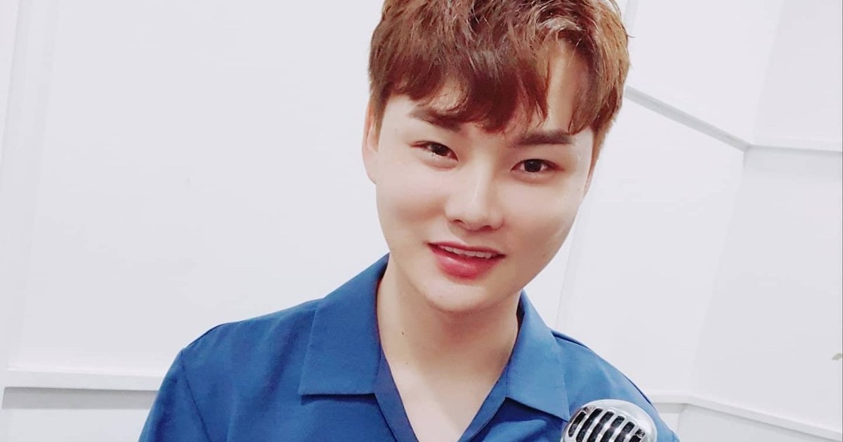 파란 셔츠 차림으로 빈티지 마이크를 들고 환하게 웃는 박서진