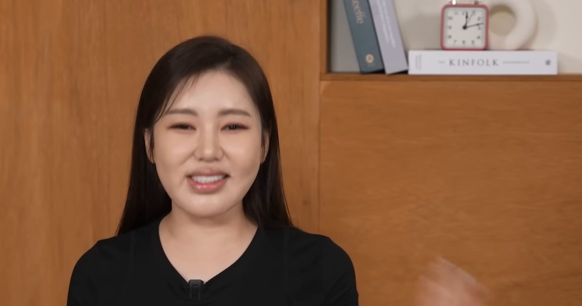 나무 벽을 배경으로 환하게 웃는 송가인