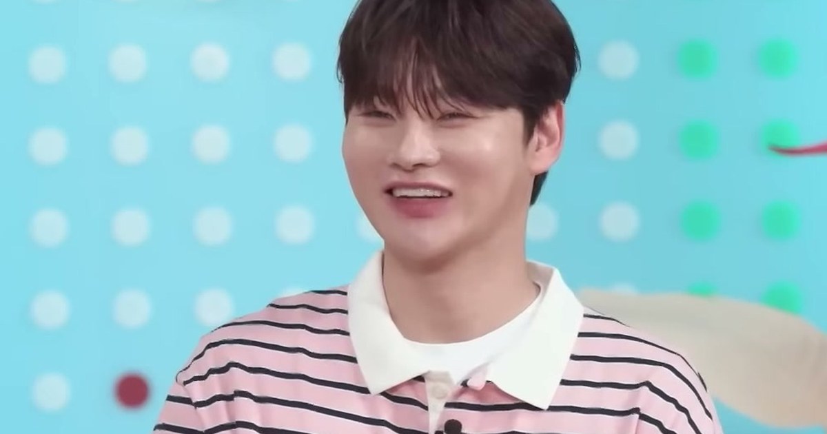 박서진이 줄무늬 폴로셔츠 차림으로 환하게 웃고 있는 모습(자료사진)