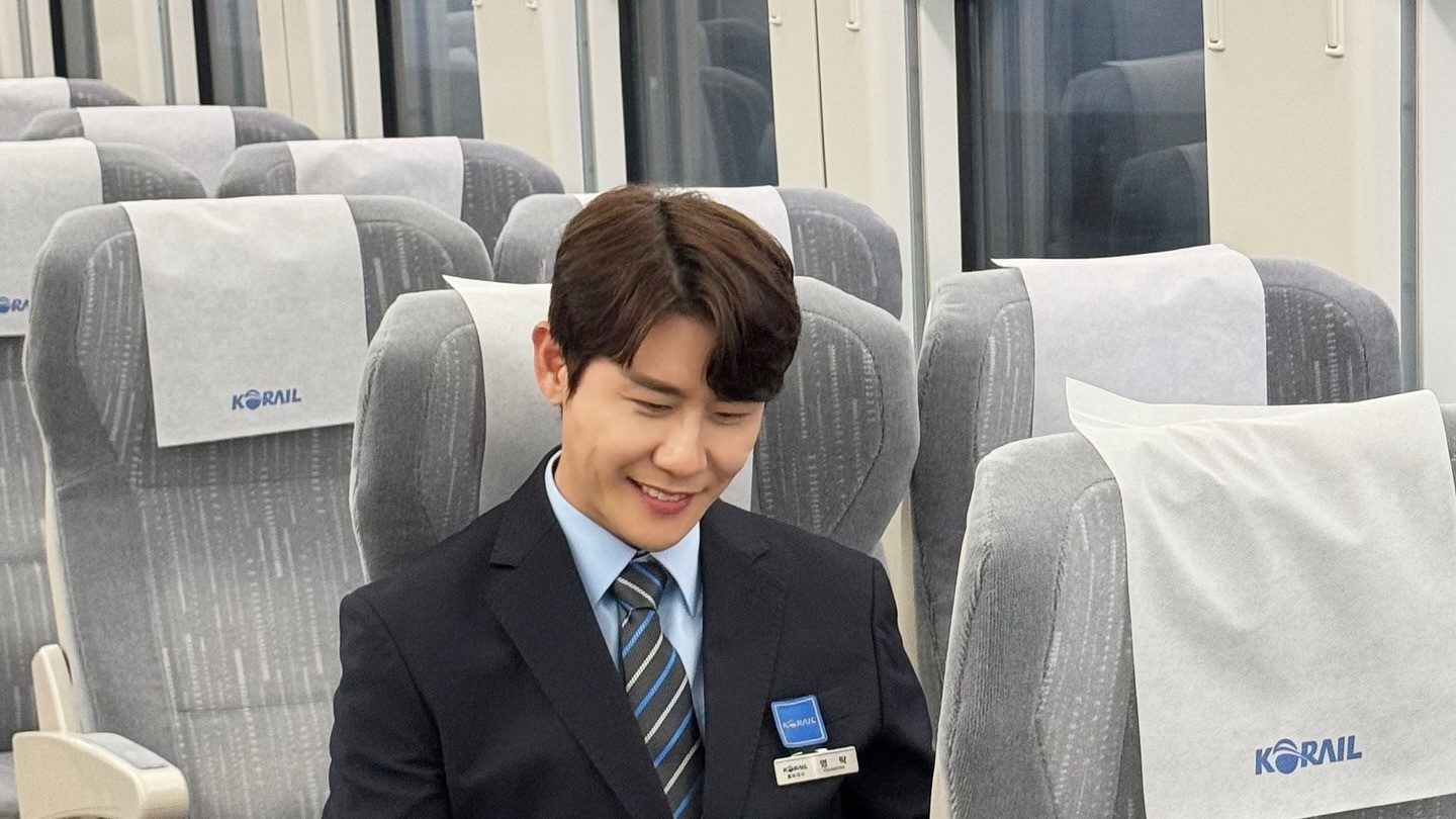 영탁이 열차 좌석에 앉아 환하게 웃고 있는 모습