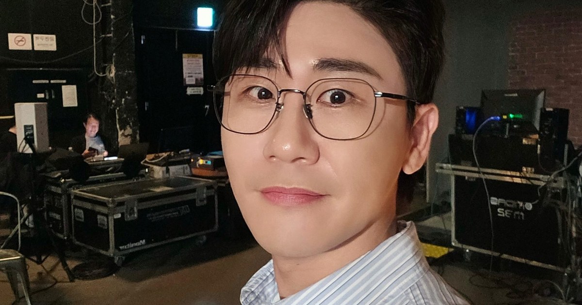 영탁이 안경을 쓰고 콘서트 백스테이지 장비 앞에서 카메라를 바라보는 모습(자료사진)