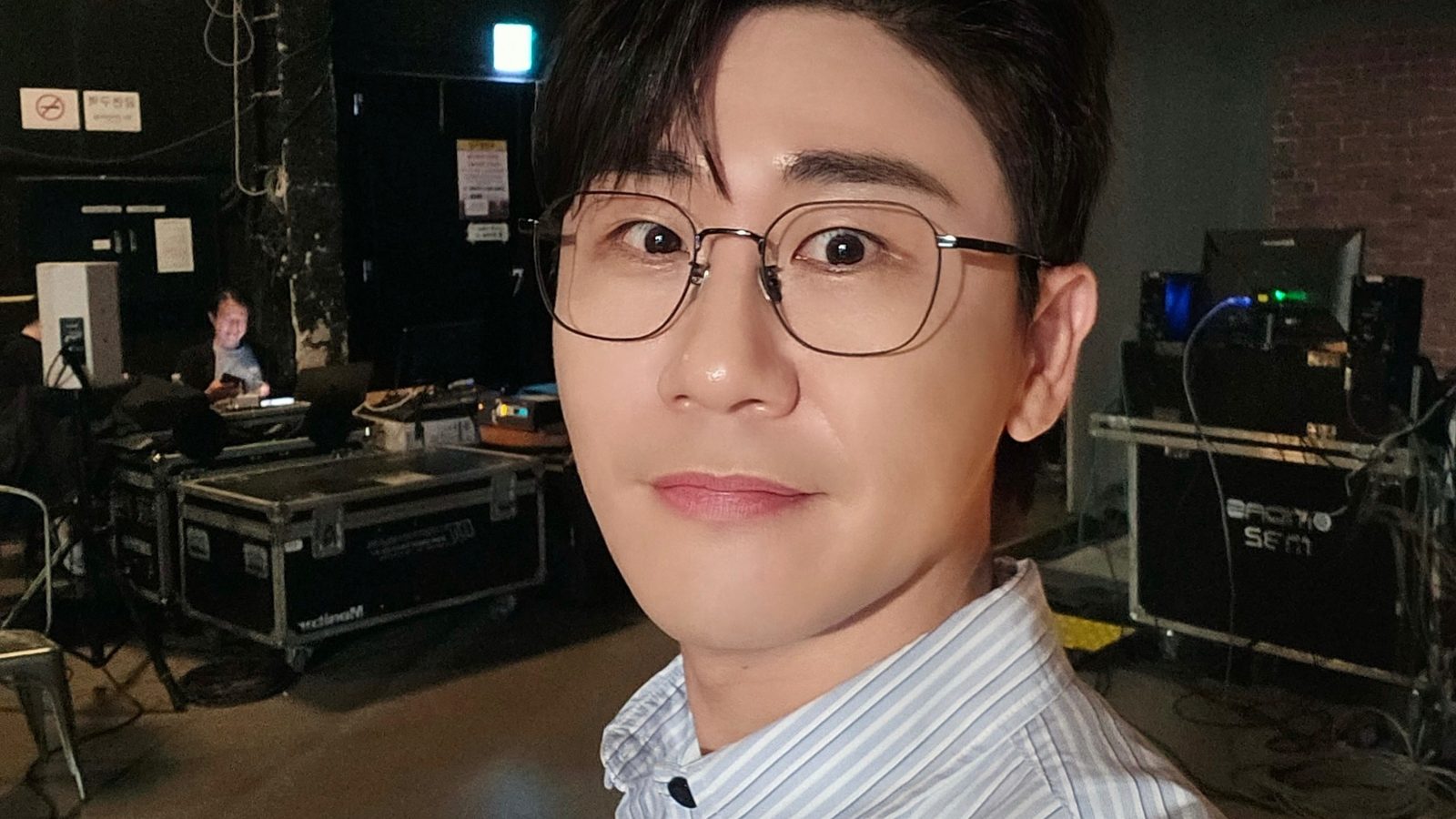 영탁이 안경을 쓰고 콘서트 백스테이지 장비 앞에서 카메라를 바라보는 모습(자료사진)