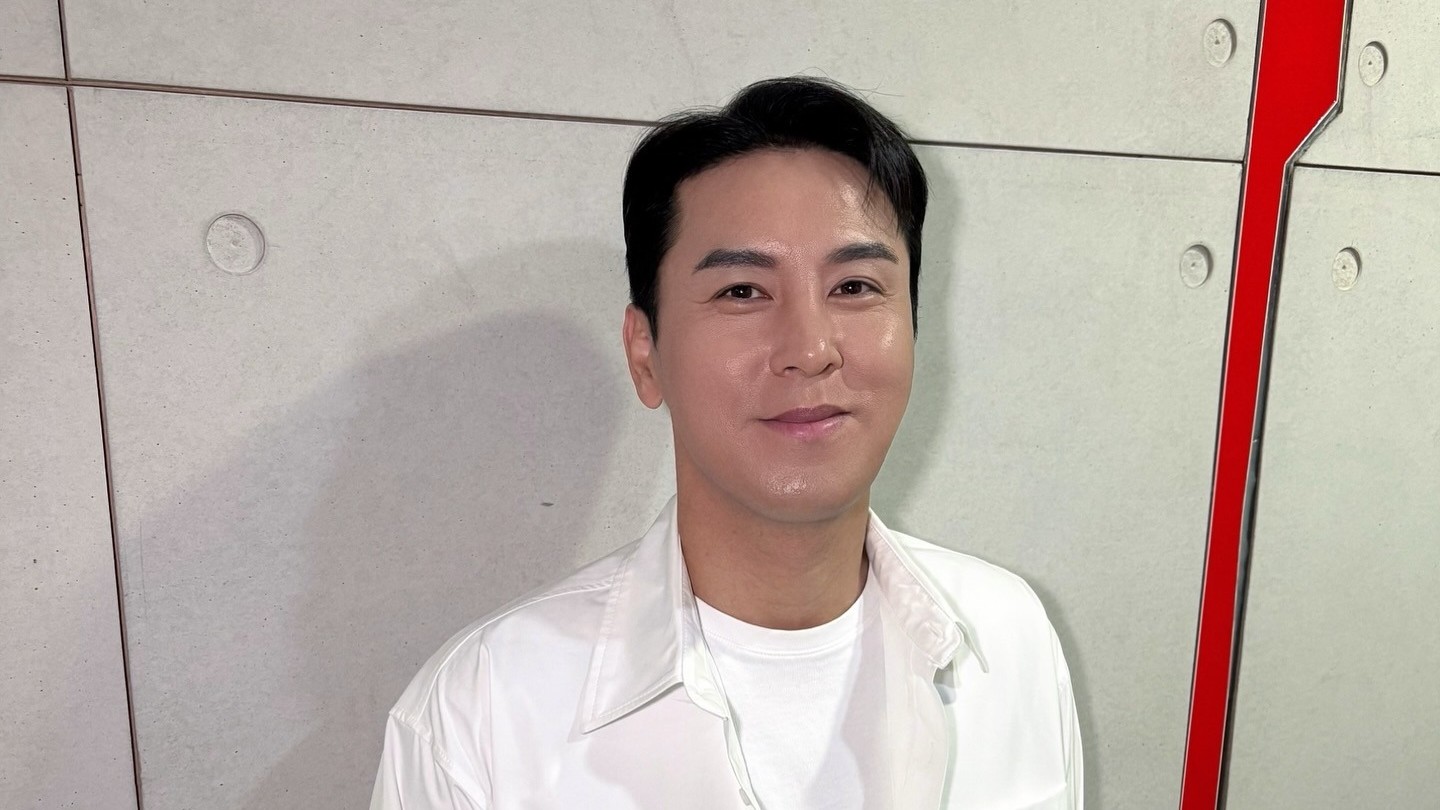 흰 셔츠 차림으로 정면을 보며 은은하게 미소 짓는 장민호