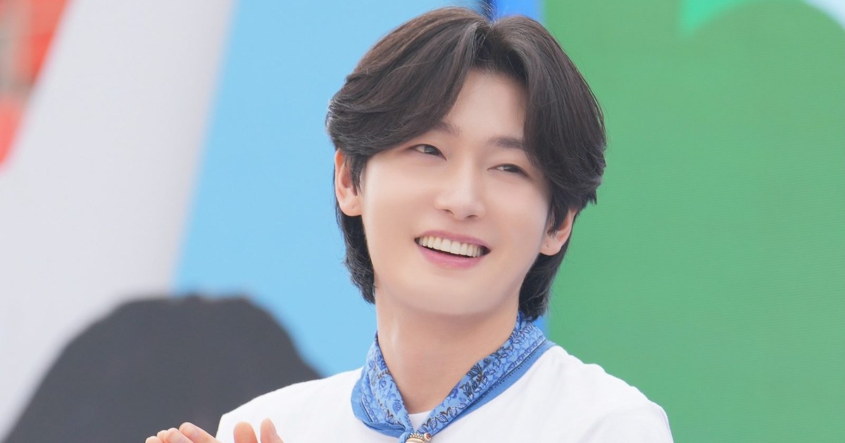 파란 스카프에 흰 티셔츠 차림으로 박수를 치며 환하게 웃는 김용빈