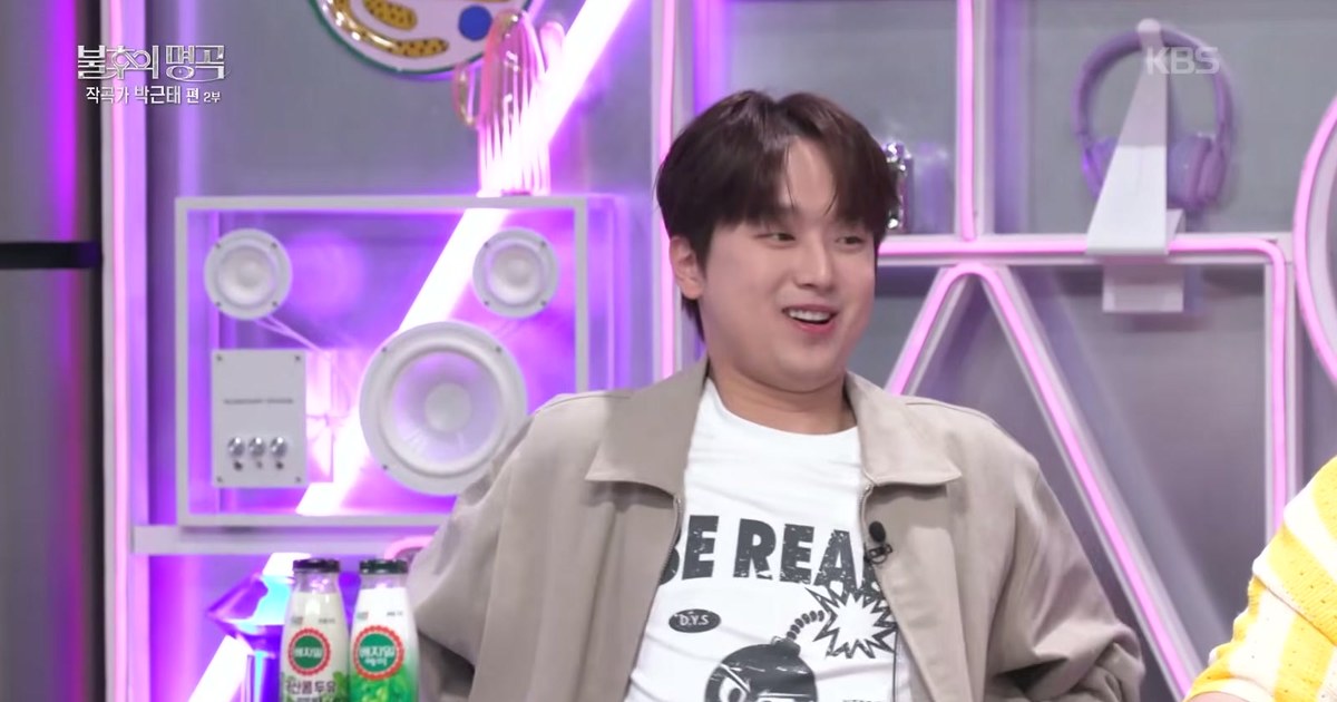 KBS 불후의 명곡 스튜디오에서 무대를 보며 환하게 웃는 이찬원