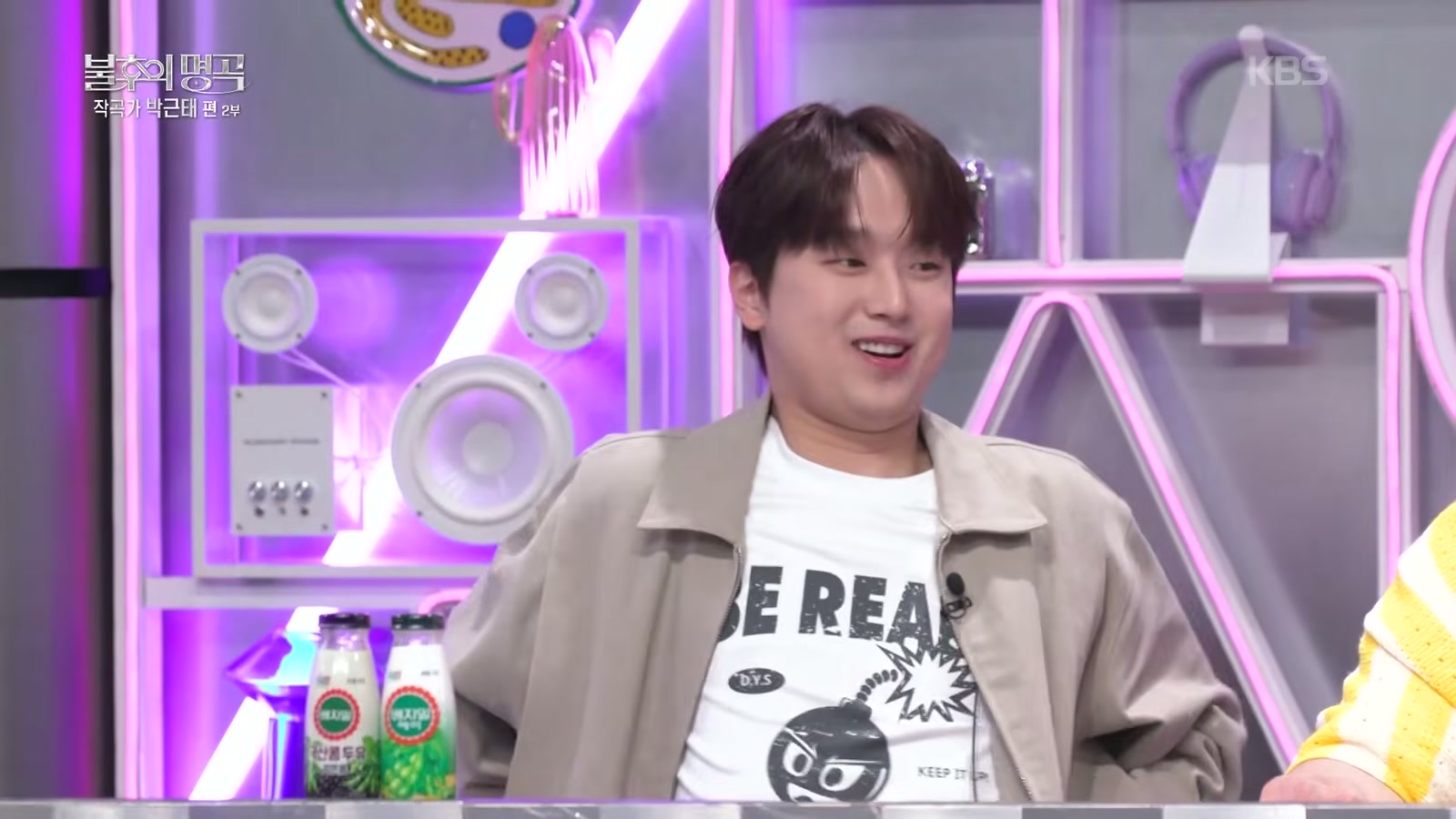 KBS 불후의 명곡 스튜디오에서 무대를 보며 환하게 웃는 이찬원