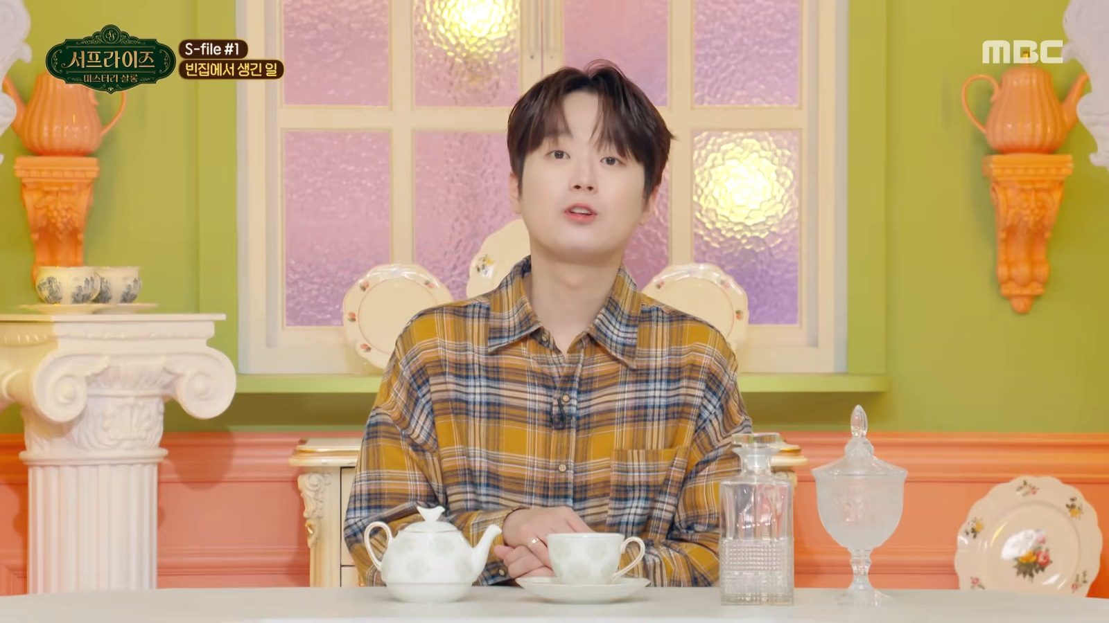 MBC 서프라이즈 미스터리 살롱 스튜디오에서 체크무늬 셔츠를 입고 사건 이야기를 하는 이찬원