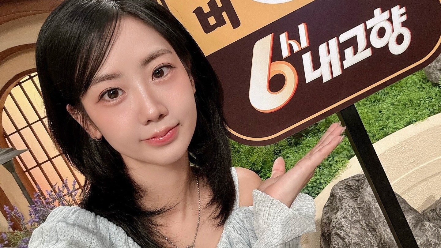 강혜연이 KBS 6시 내고향 안내판 옆에서 손으로 안내판을 가리키며 웃는 모습
