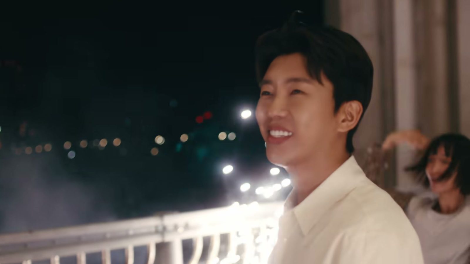 밤 야경을 배경으로 환하게 웃는 임영웅