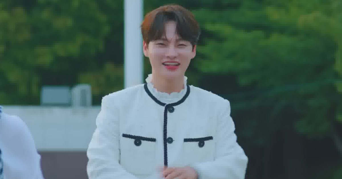 흰 재킷 차림으로 환하게 웃으며 걸어오는 박서진