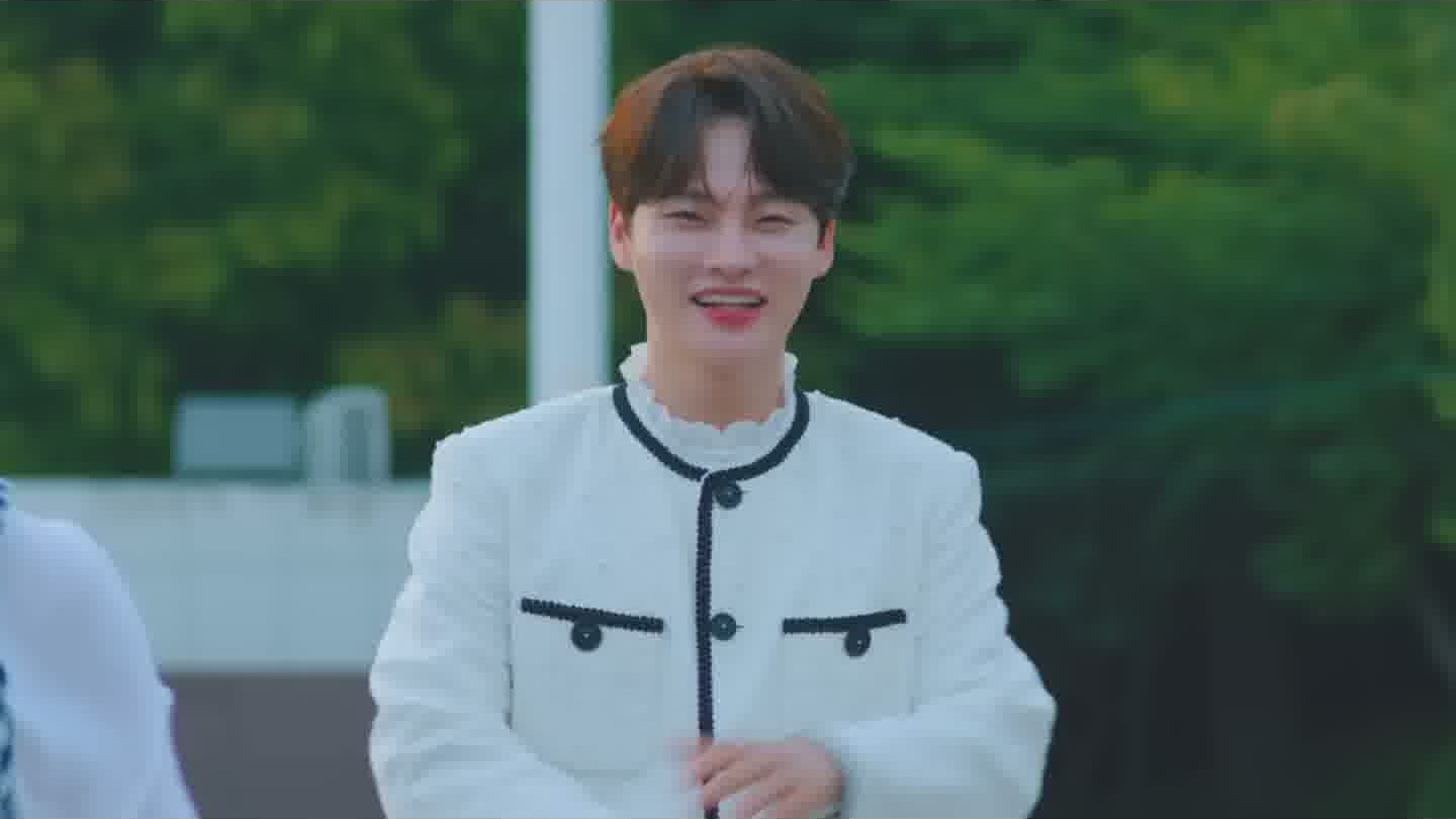 흰 재킷 차림으로 환하게 웃으며 걸어오는 박서진