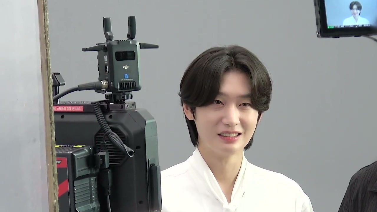 흰 옷 차림으로 촬영장에서 환하게 웃는 김용빈