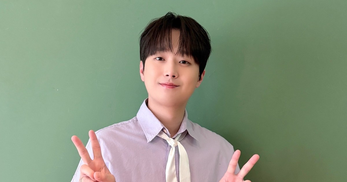 연보라 셔츠에 흰 스카프를 매고 두 손으로 브이를 하며 웃는 이찬원