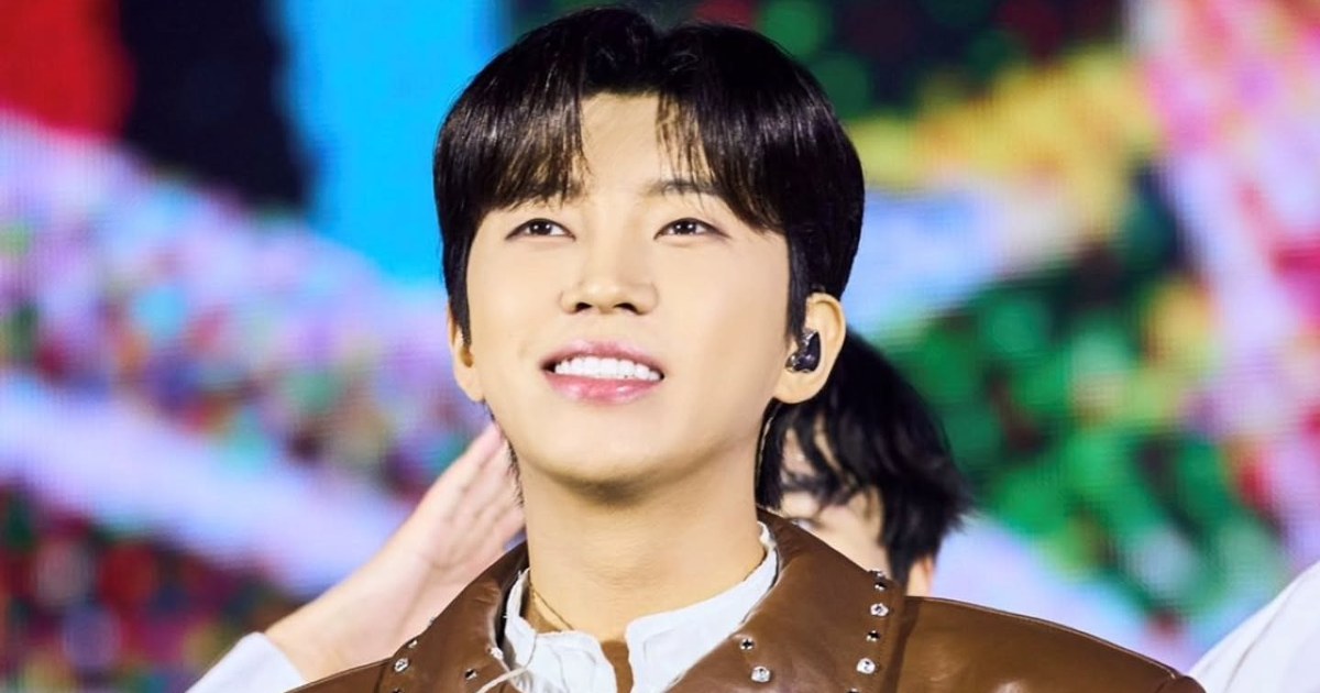 임영웅이 갈색 장식 재킷을 입고 환하게 웃는 모습