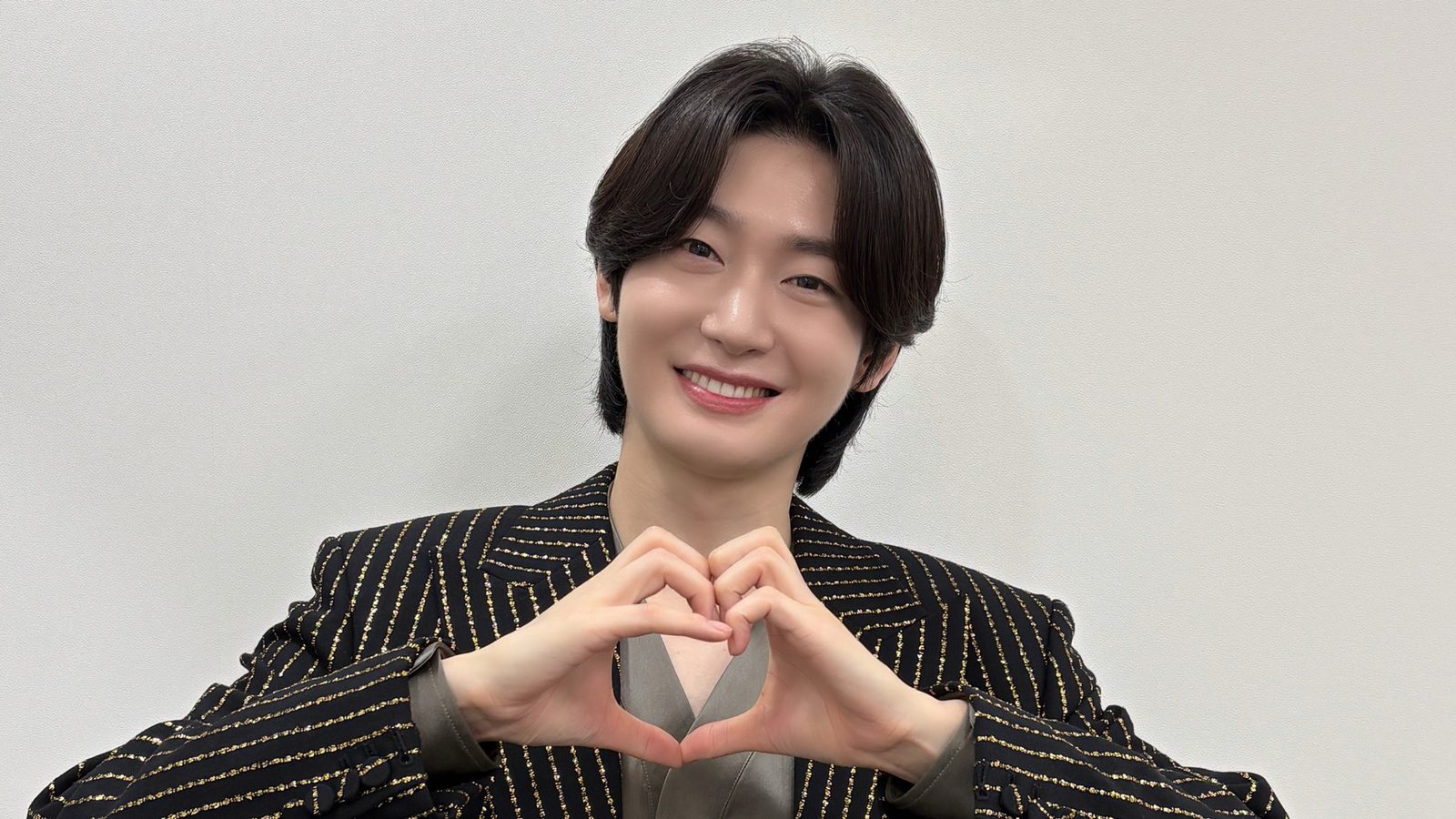 두 손으로 하트를 만들며 웃는 김용빈