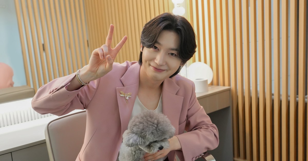 반려견을 무릎에 안고 브이를 하는 김용빈