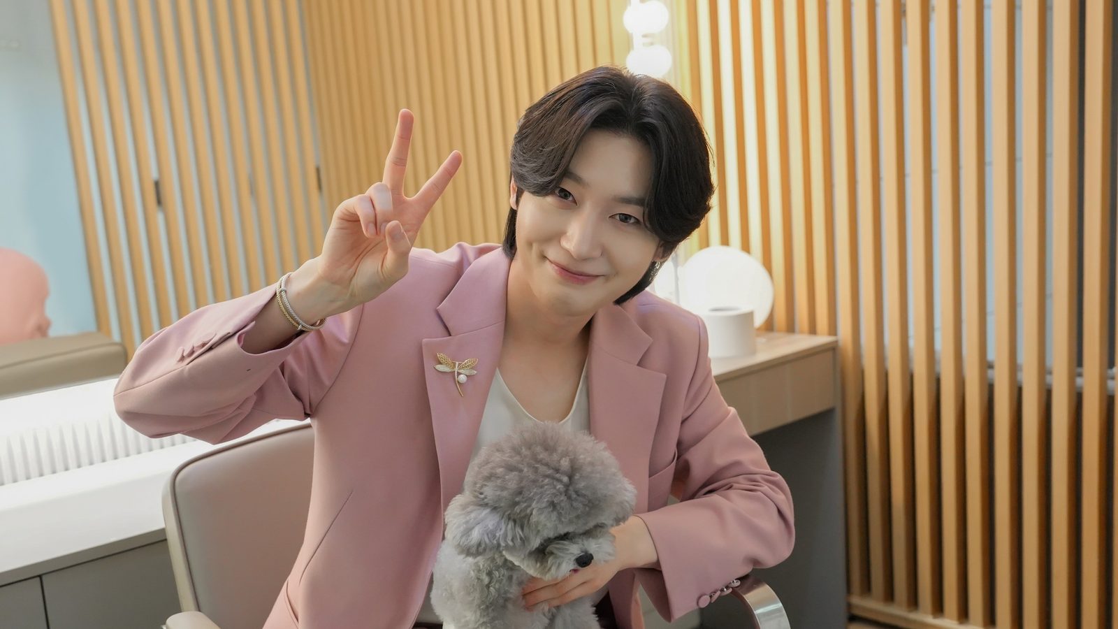 반려견을 무릎에 안고 브이를 하는 김용빈