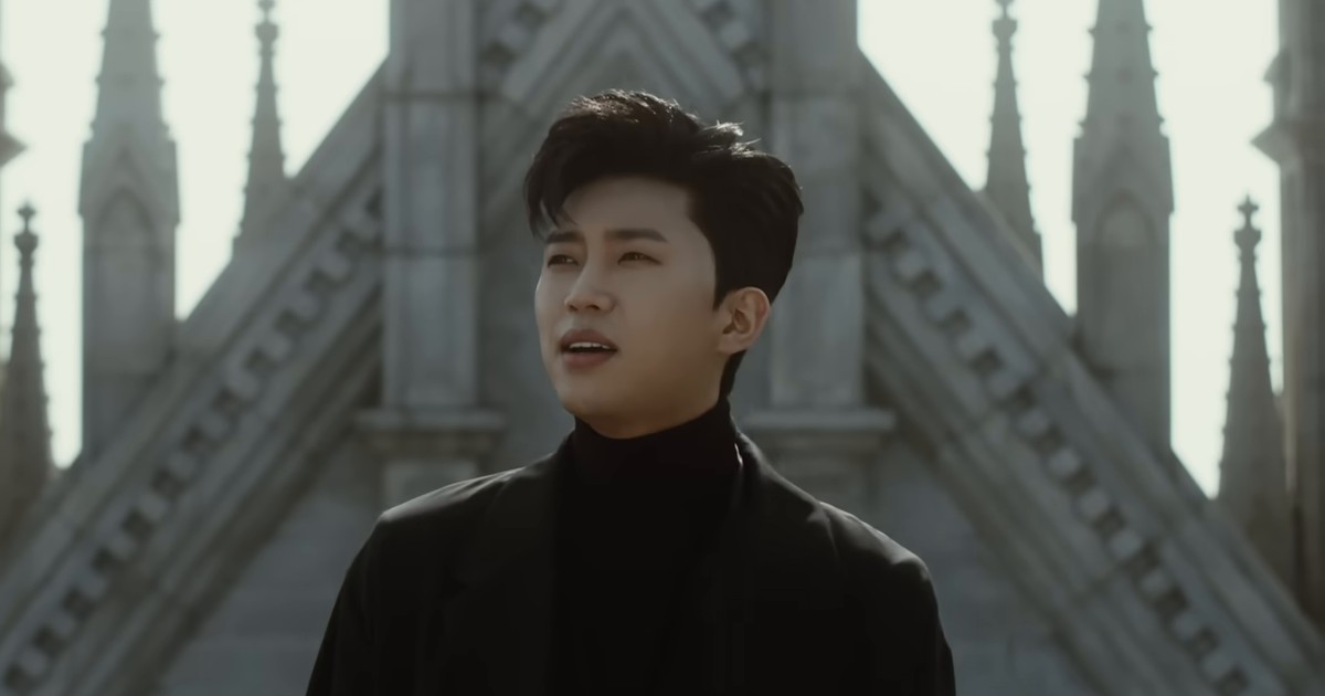 공식 뮤직비디오 속 검은 터틀넥과 코트 차림으로 눈을 뜨고 노래하는 임영웅